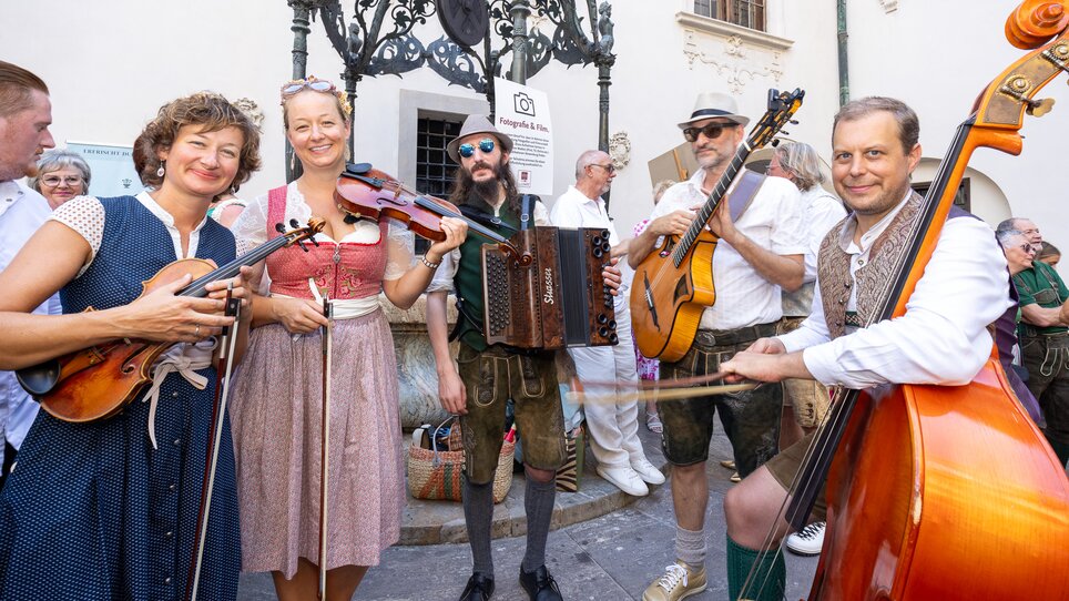 Musiker in Tracht bei einem Empfang im Landhaushof. | © Graz Tourismus - Harry Schiffer
