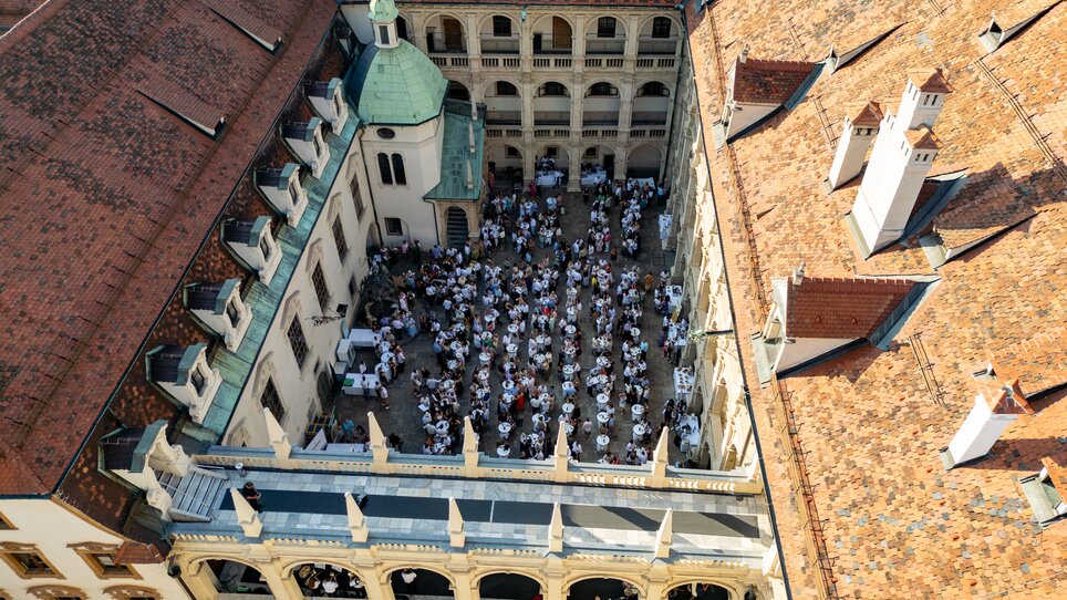Vogelperspektive auf dem Empfang im Grazer Landhaushof im Rahmen der Langen Tafel in Graz mit vielen Gästen. | © Graz Tourismus - Harry Schiffer