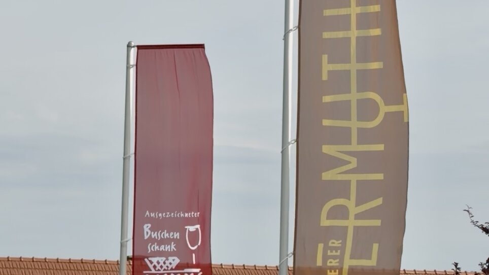 Two flags of Buschenschank Germuth at Schanzlwirt. | © Schanzlwirt