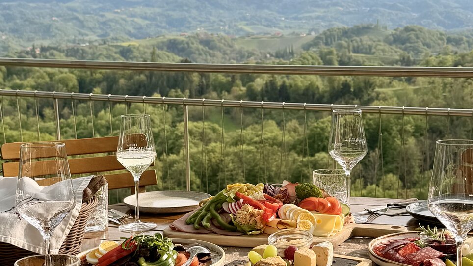 A table set with local dishes and a view of nature. | © Schanzlwirt