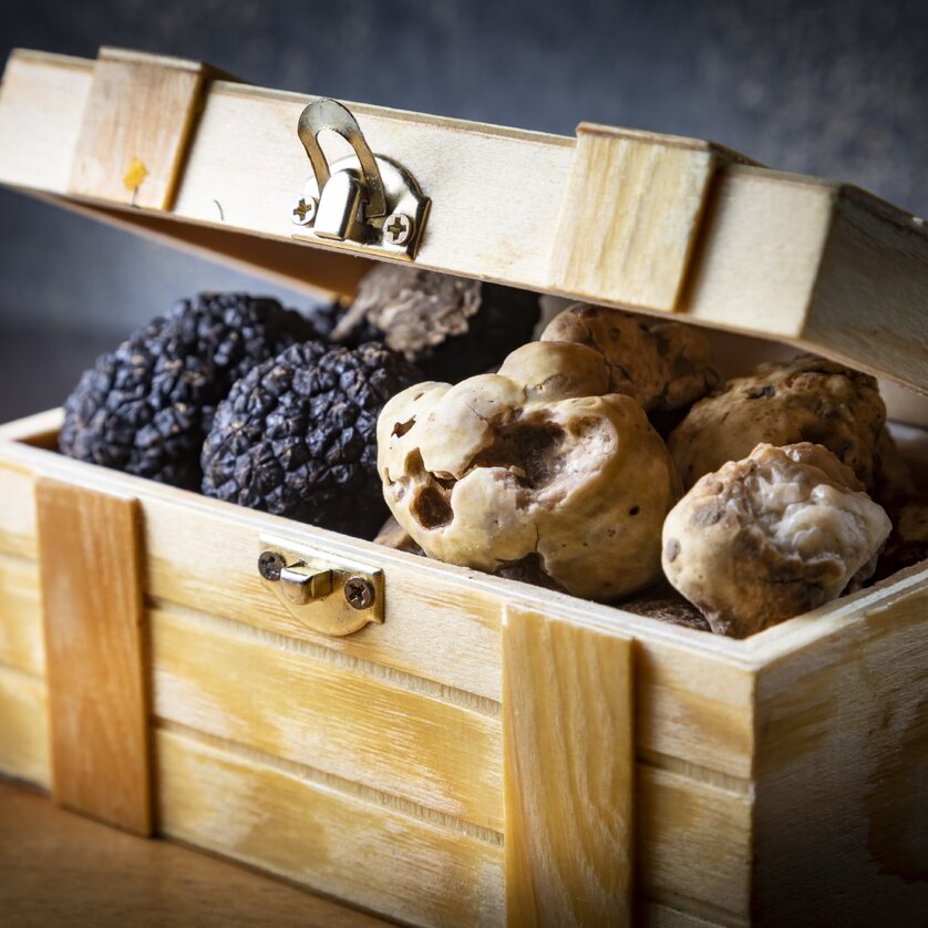 Truffle festival in Graz | © Graz Tourismus - Werner Krug A wooden chest filled with various types of truffles. | © Graz Tourismus - Werner Krug