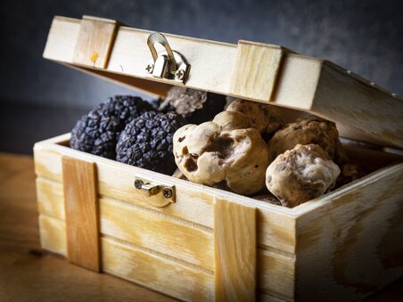 A wooden chest filled with various types of truffles. | © Graz Tourismus - Werner Krug