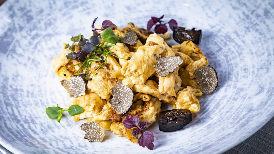 A dish featuring scrambled eggs, truffles, mushrooms, and fresh herbs. | © Graz Tourismus - Werner Krug