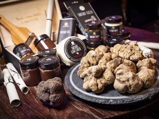 Eine Auswahl an Trüffeln und Trüffelprodukten auf einem Tisch. | © Graz Tourismus - Werner Krug