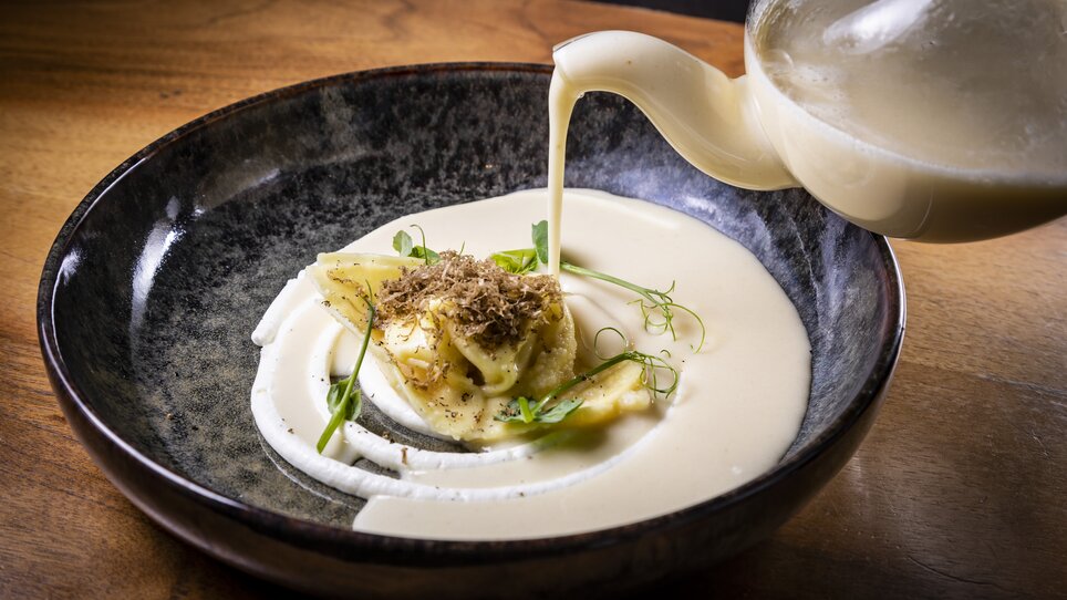 Delicate ravioli in a creamy sauce topped with truffle. | © Graz Tourismus - Werner Krug