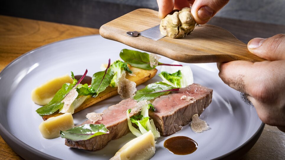 A dish with truffle, beef, and fresh herbs. | © Graz Tourismus - Werner Krug