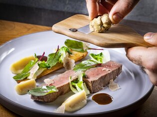 Ein Gericht mit Trüffel, Rindfleisch und frischen Kräutern. | © Graz Tourismus - Werner Krug