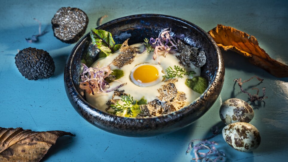 Ein kunstvoll angerichteter Teller mit Ei, Trüffel und Kräutern. | © Graz Tourismus - Werner Krug