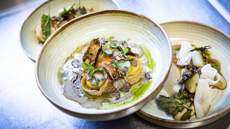 Drei Schalen mit raffinierten Gerichten, darunter Trüffel und frische Kräuter. | © Graz Tourismus - Werner Krug