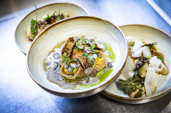 Three bowls with refined dishes, including truffles and fresh herbs. | © Graz Tourismus - Werner Krug