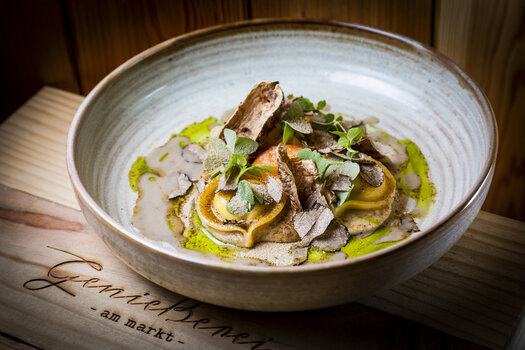 Ein Teller mit Ravioli, Trüffel und Kräutern in einer eleganten Schüssel. | © Graz Tourismus - Werner Krug