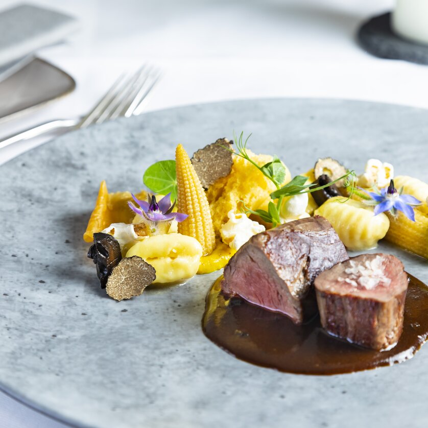 Trüffelfestival in der GenussHauptstadt Graz I Nova-Air Restaurant & Bar | © Graz Tourismus - Werner Krug Ein exquisit angerichteter Teller mit Rindfleisch, Beilagen und Trüffeln. | © Graz Tourismus - Werner Krug