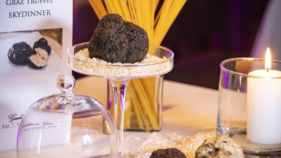 Display of truffles and spaghetti in a festive setting. | © Graz Tourismus - Werner Krug