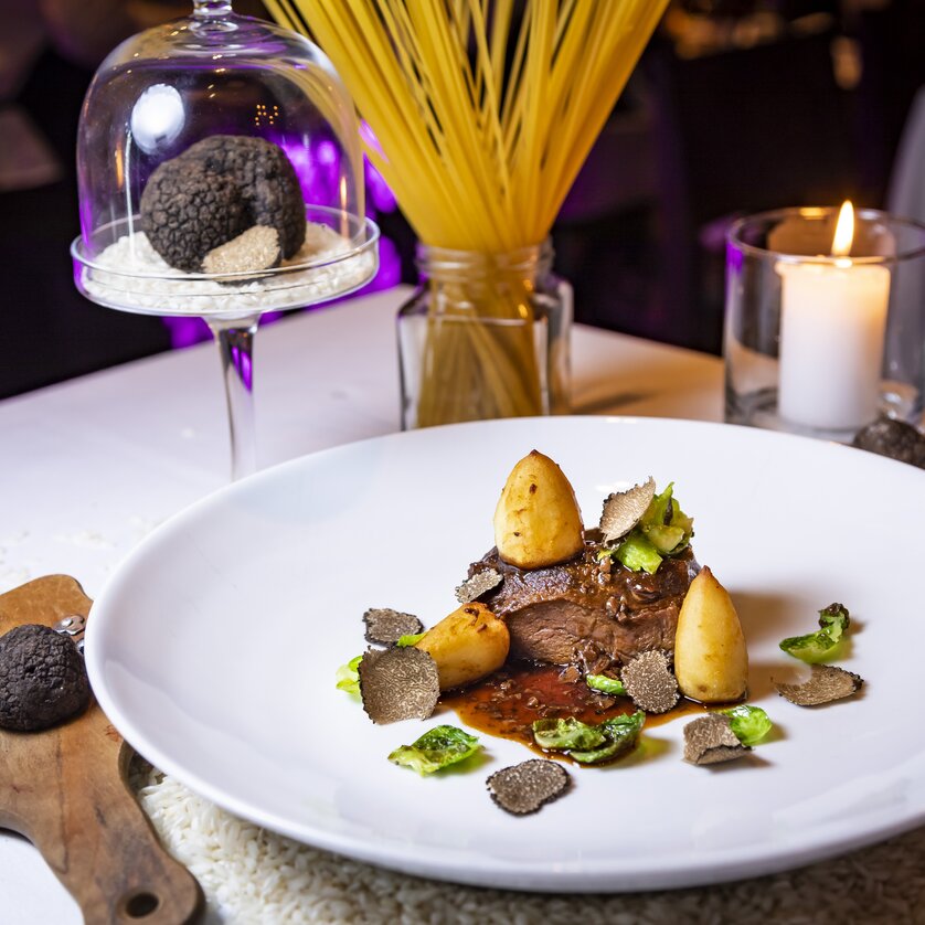 Trüffelfestival in der GenussHauptstadt Graz I Restaurant Schlossberg - Skybar | © Werner Krug Ein hochwertiges Gericht mit Trüffel, Fleisch und Beilagen auf einem eleganten Teller. | © Werner Krug