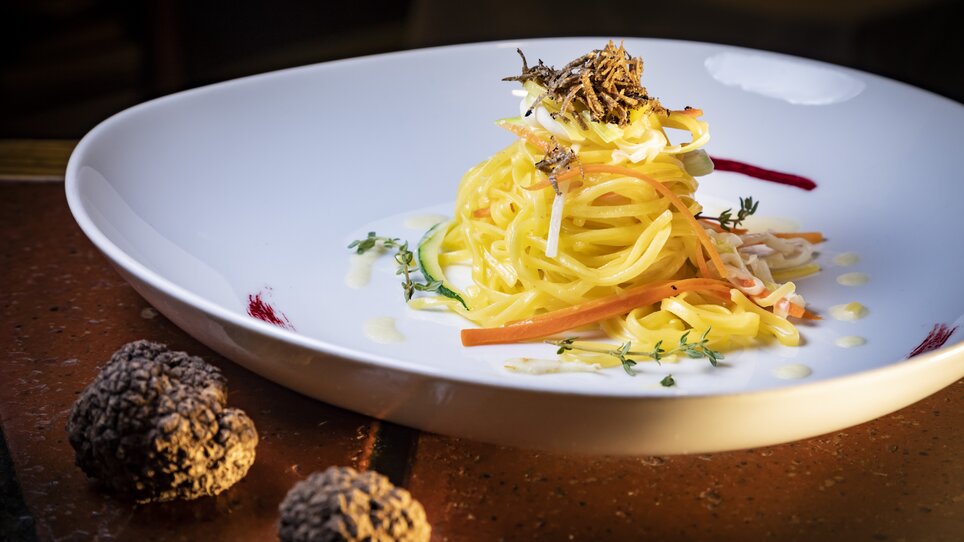 Ein Teller mit Spaghetti, buntem Gemüse und Trüffeln. | © Graz Tourismus - Werner Krug