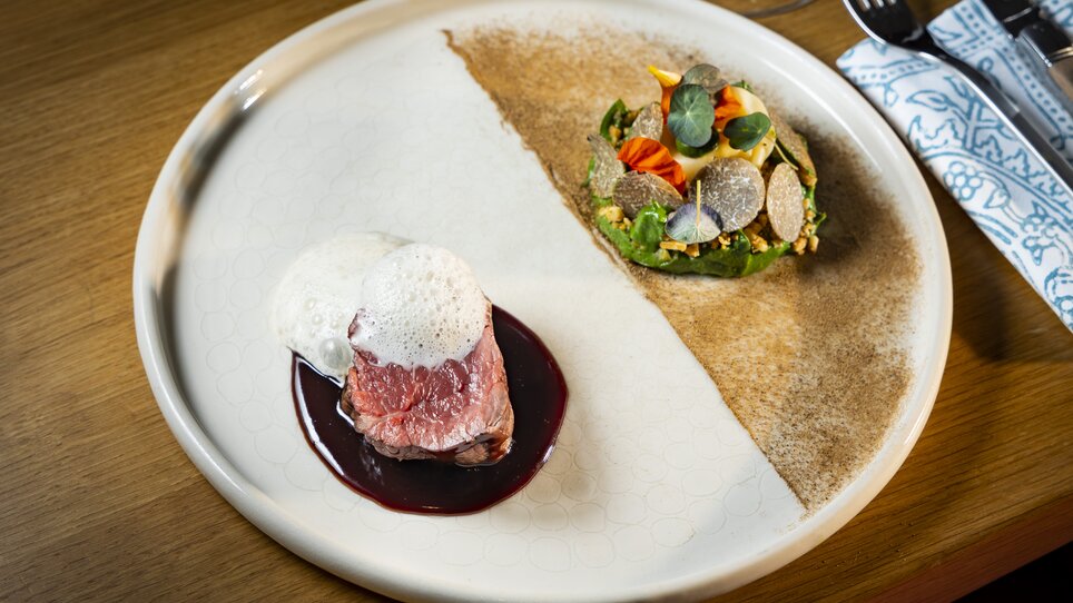 A stylish plate of beef filet with sauce and sides, presented on a modern dish. | © Graz Tourismus - Werner Krug