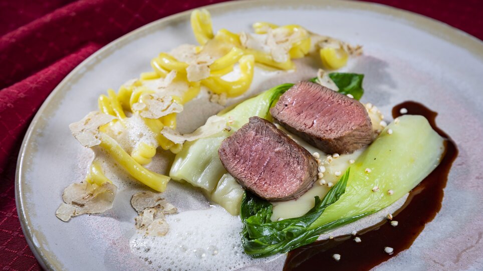 A gourmet dish featuring beef tenderloin, vegetables, and pasta. | © Graz Tourismus - Werner Krug