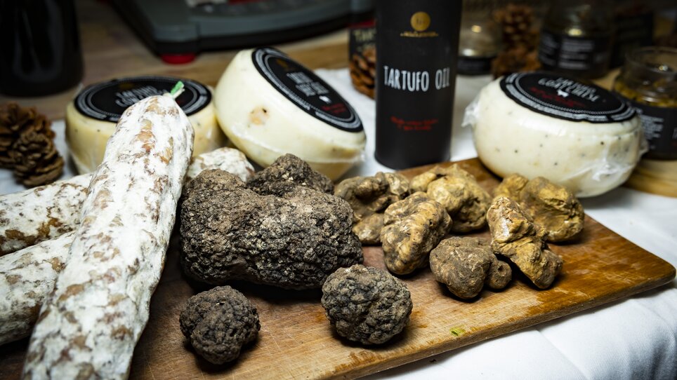 Una selezione di tartufi, formaggio e olio al tartufo su un tagliere. | © Graz Tourismus - Werner Krug