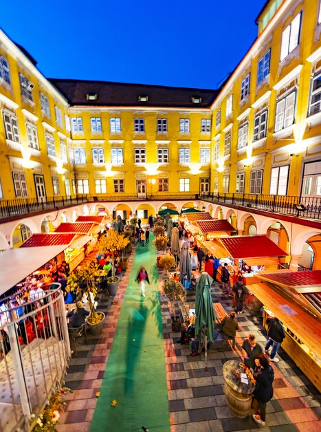 Blick auf den Trüffelmarkt im Paradeishof mit Ständen und Besuchern. | © Graz Tourismus - Werner Krug