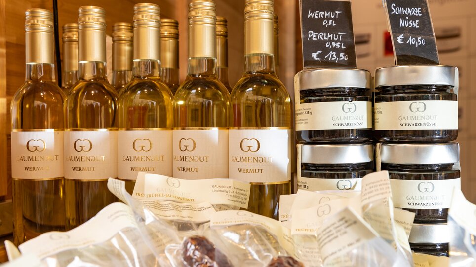 Various truffle products at the truffle market in the Paradeishof. | © Graz Tourismus - Harry Schiffer