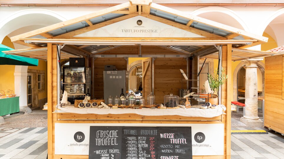 Wooden stall at a truffle market showcasing truffle products in Graz. | © Graz Tourismus - Harry Schiffer