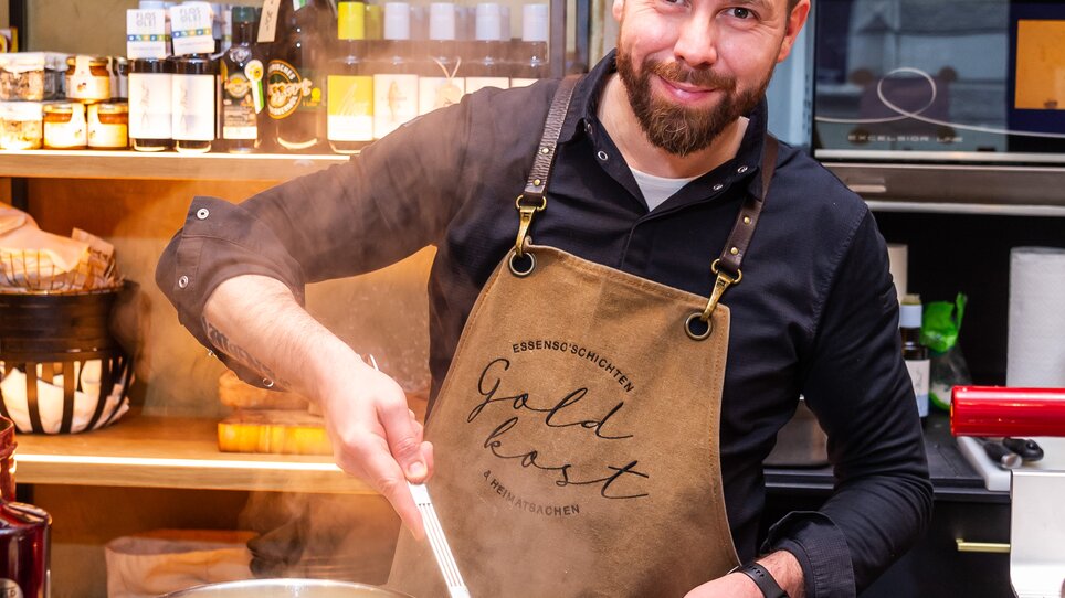 Ein Koch bereitet Pasta in der Goldkost-Küche in Graz zu. | © Paul Stajan