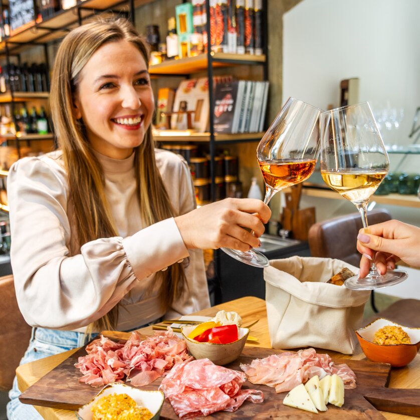 Junge Frau genießt einen Tag mit Freunden und Delikatessen in Graz. | © Paul Stajan