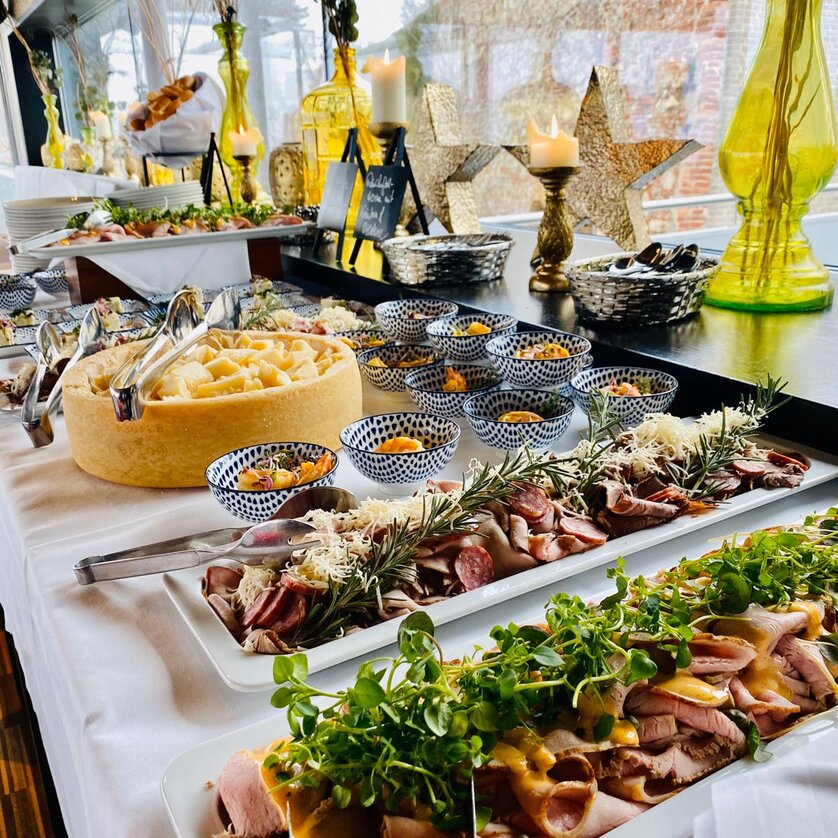 Buffet mit verschiedenen Fleisch- und Käseplatten, dekoriert mit Sternen. | © Grossauer