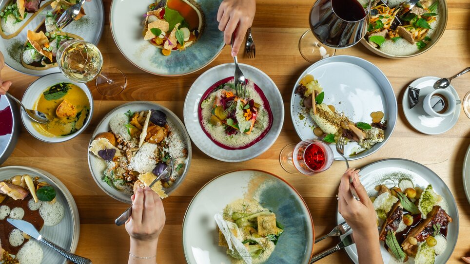 Diverse dishes on elegant plates in a restaurant. | © Paul Stajan