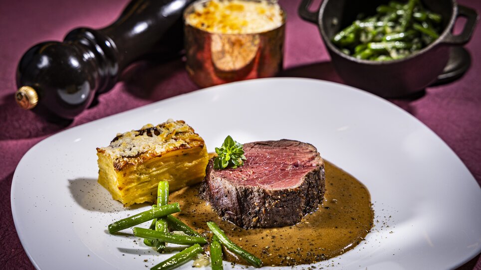 Zartes Rinderfilet mit grünen Fisolen und Gratin.