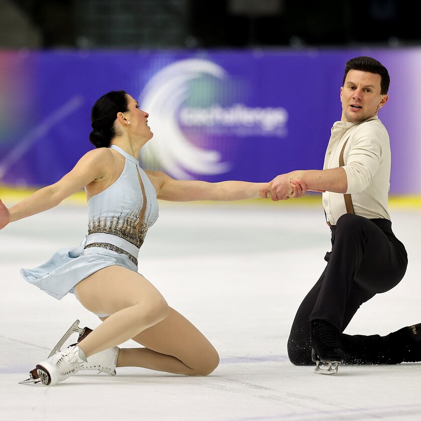 Figure Skating Pair in Competition | © gepa-pictures A couple in figure skating showcases an impressive pose on the ice. | © gepa-pictures