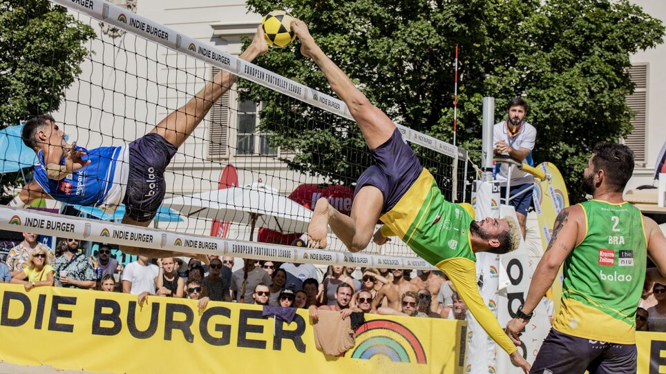Two players in a spectacular play during footvolley ball. | © Carina Müller