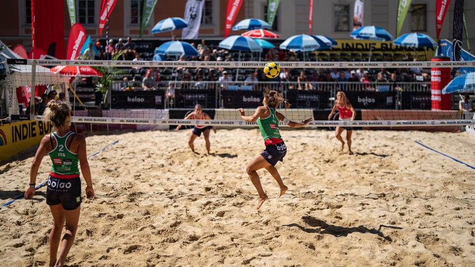 Two teams are playing footvolley on the sand under the sun in Graz. | © Mathias Kniepeiss