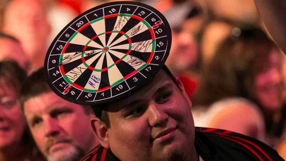 A man wearing a dartboard on his head. | © PDC EuropeLangenbahn von Moltke GmbH