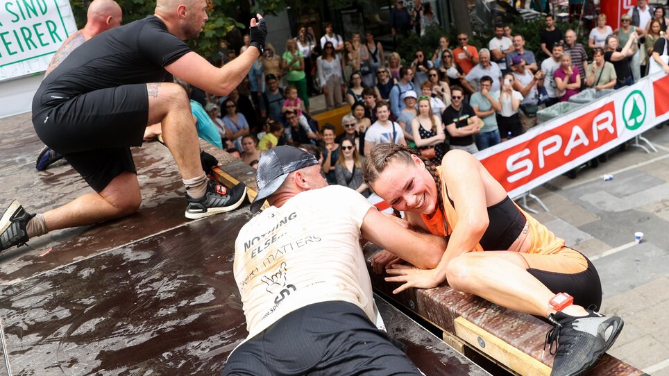 Sportler kämpfen beim Grazathlon um den Sieg. Spannung und Freude unter Zuschauern. | © GEPA picturesCompanyCode
