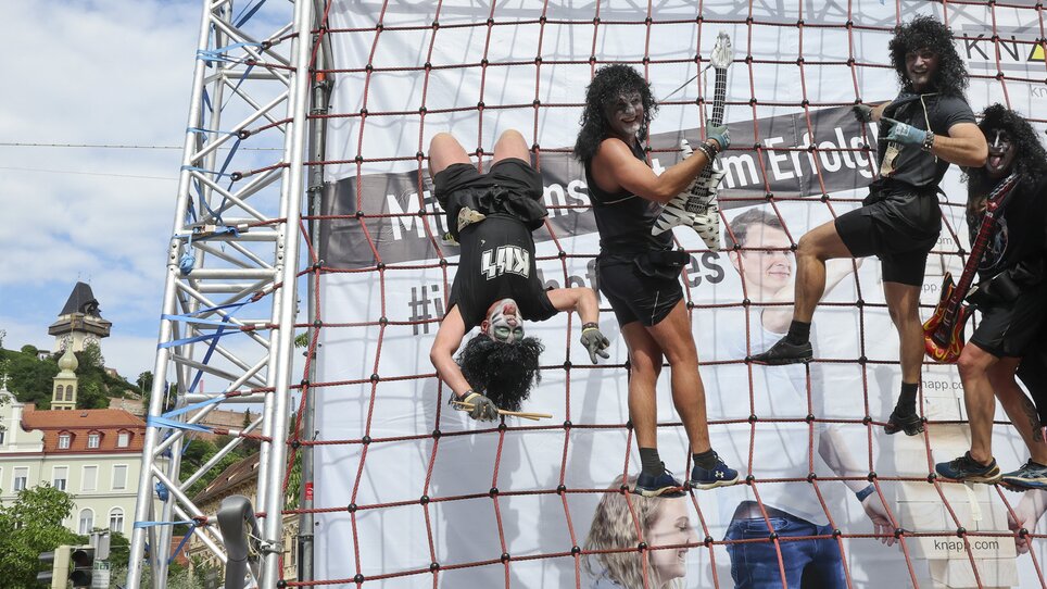 Vier verkleidete Teilnehmer am Klettergerüst während des Grazathlons. | © GEPA picturesCompanyCode