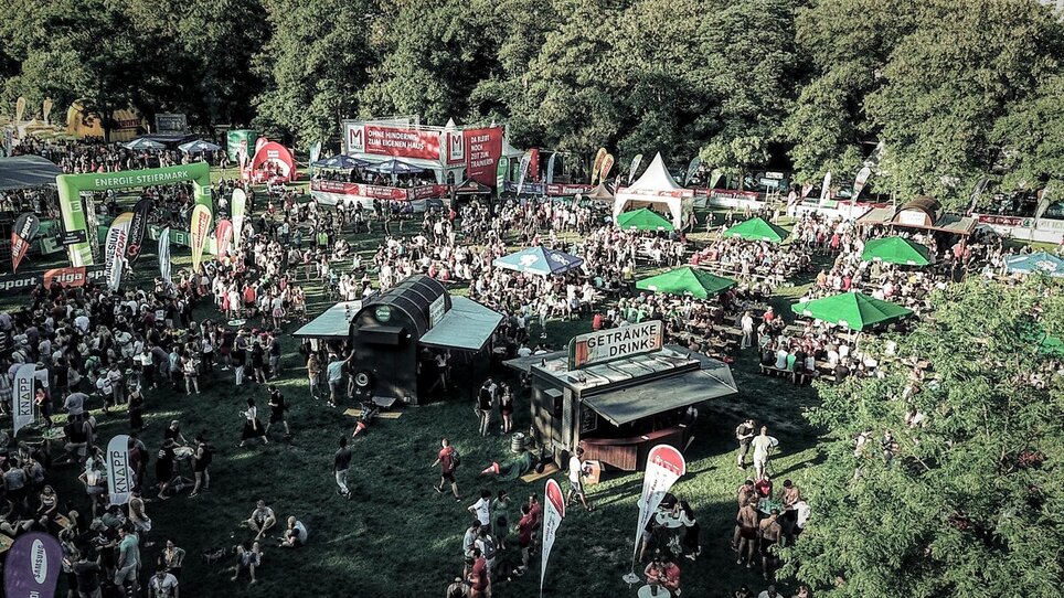 Menschenmenge bei der GRAWE-Grazathlon-Veranstaltung im Freien. | © SportografCompanyCode