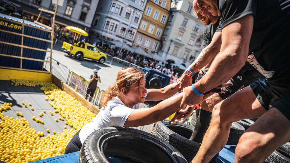Teilnehmer beim GRAWE-Grazathlon überwinden Hindernisse in Graz. | © SportografCompanyCode