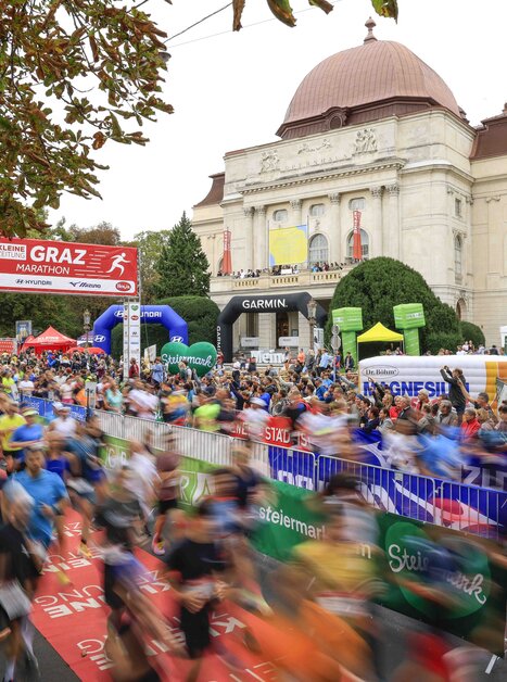 Belebte Szene beim Graz Marathon mit Teilnehmern und Zuschauern. | © GEPA