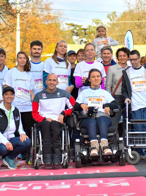 Gruppe von Menschen in Laufshirts, manche sitzen in Rollstühlen, vor dem Start des Graz Marathons. | © GEPA