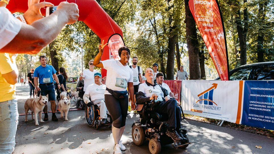Läufer und Rollstuhlfahrer nehmen an einem Inklusionslauf teil. | © Mario Sudy