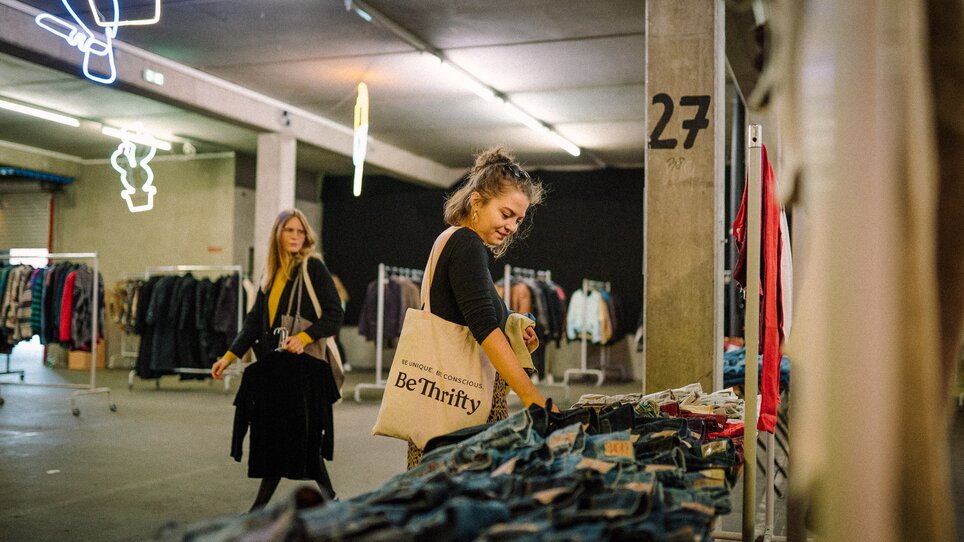 Due donne che esplorano un negozio vintage a Graz. | © BeThrifty