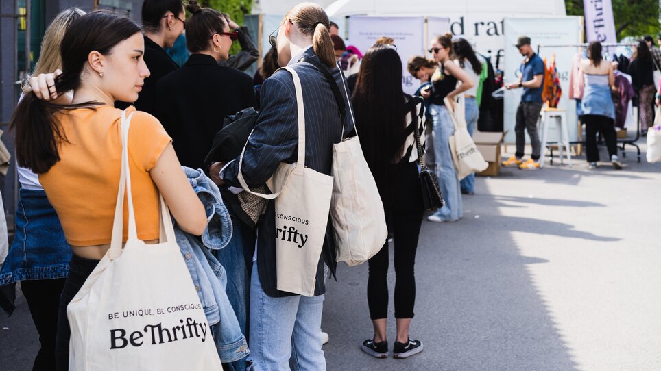 Persone in fila per il BeThrifty Vintage Kilo Sale. | © BeThrifty