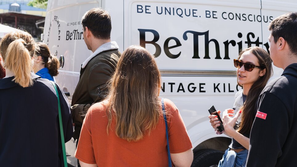 Persone riunite davanti a un van di BeThrifty Vintage Kilo Sale. | © BeThrifty