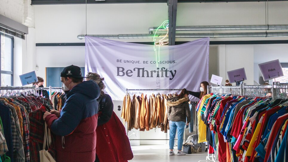 Visitatori che sfogliano un evento di vendita di abbigliamento vintage di BeThrifty. | © BeThrifty