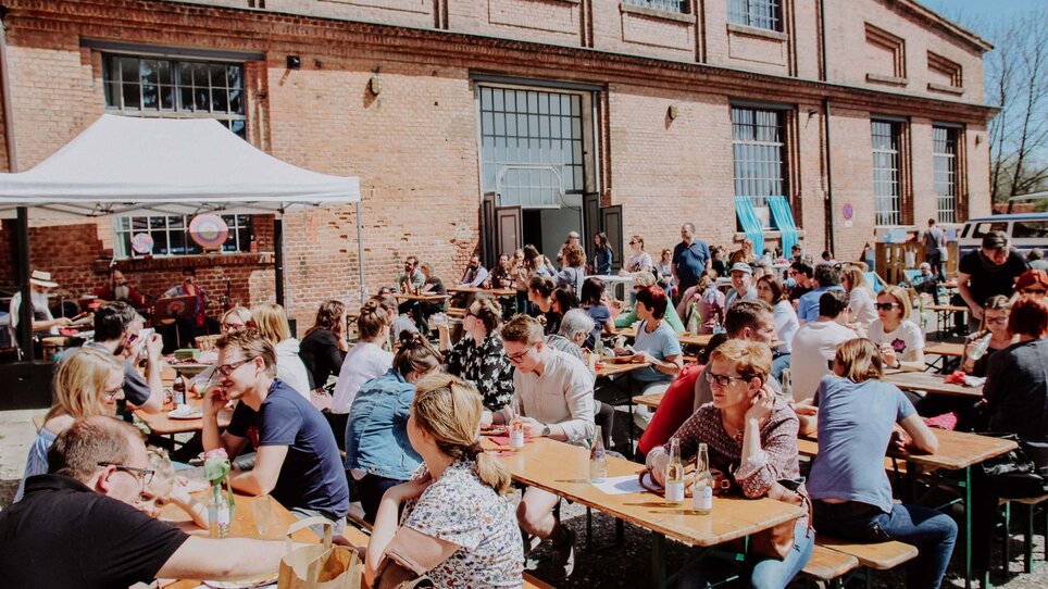 Persone che si godono il mercato dell'arte e del design di Graz. | © Kunst und Designmarkt