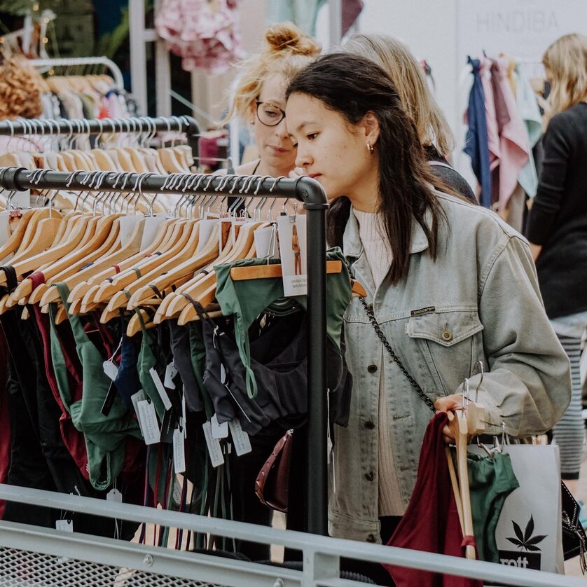 Due donne che sfogliano vestiti in un mercato a Graz. | © Kunst- und Designmarkt