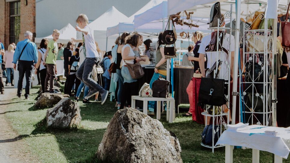 Folla presso gli stand del mercato dell'arte e del design a Graz. | © Kunst- und Designmarkt