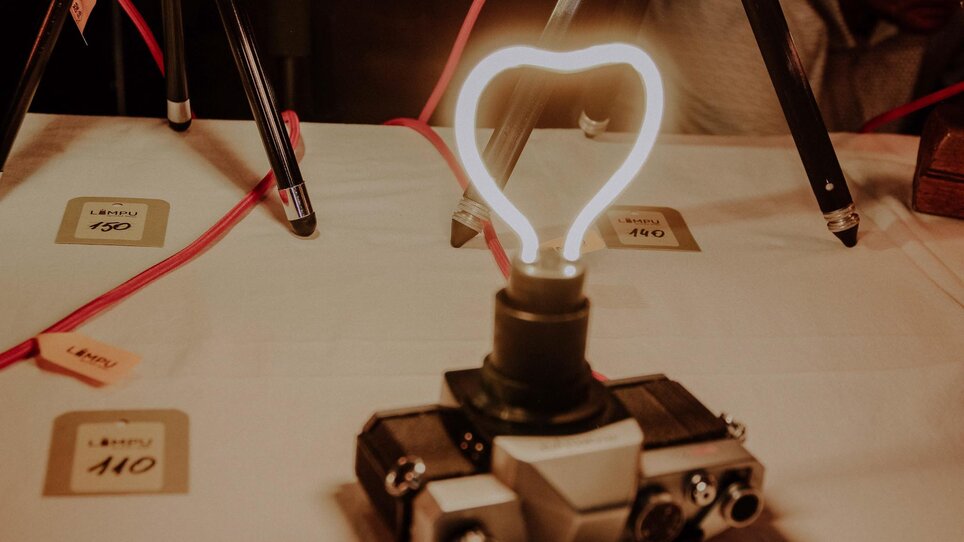 Un'installazione creativa di una lampada a forma di cuore su un tavolo. | © Kunst- und Designmarkt