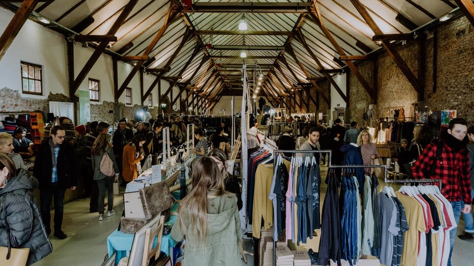 Visitatori al mercato dell'arte e del design in un ampio spazio. | © Kunst- und Designmarkt